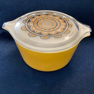Pyrex vintage Sol Flower covered dish